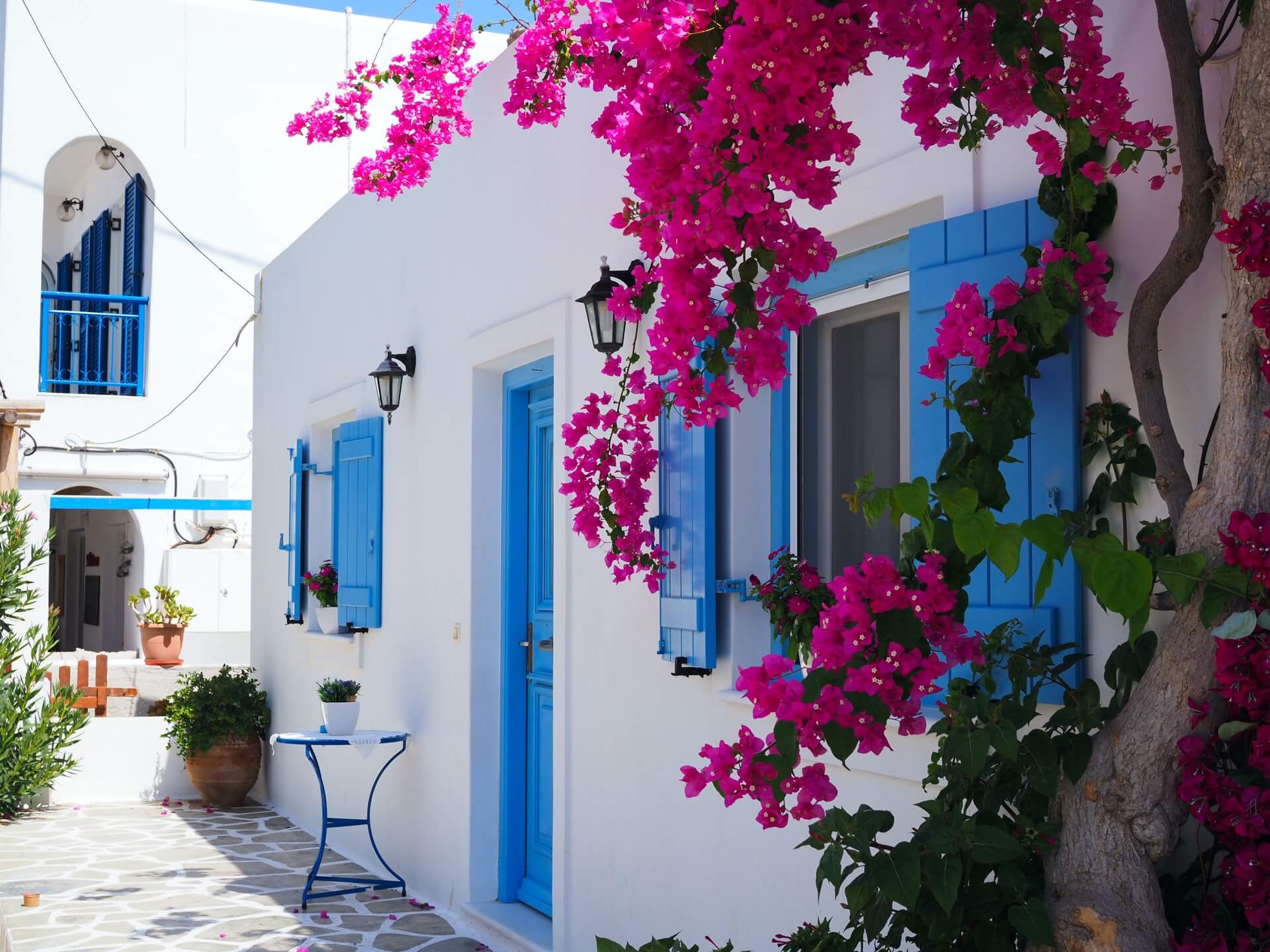 Why Are the Cycladic Islands White and Blue? | Ferryscanner