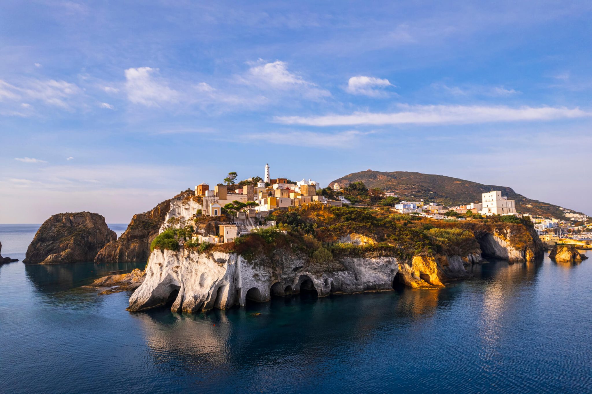 Isola di Ponza: Cosa Vedere e Come Raggiungerla | Ferryscanner