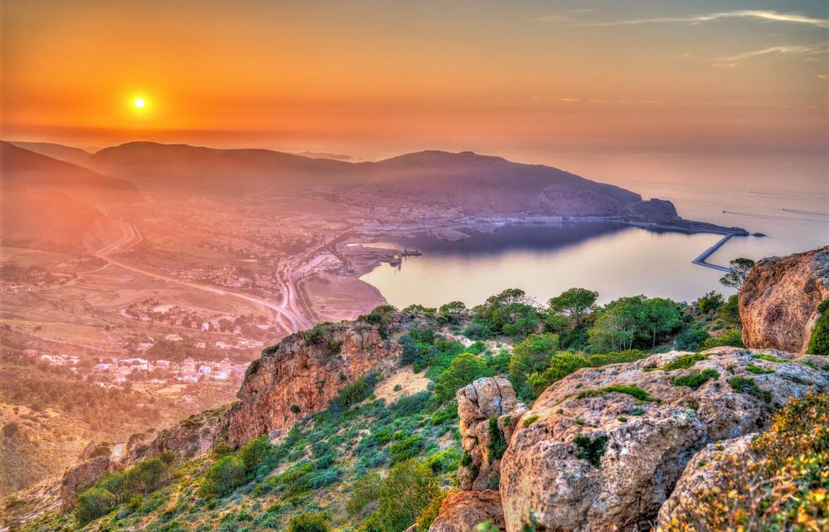 Puesta de sol sobre el mar Mediterráneo en Orán, Argelia Fuente_ iStock