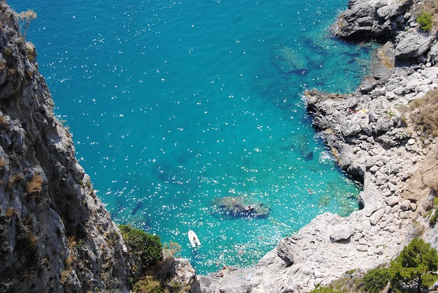Splendida insenatura con acque cristalline di un blu intenso a Capri