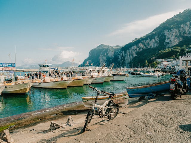 Scorcio pittoresco del porto di Capri