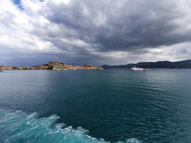 Suggestiva vista dell'isola d'Elba ripresa dal mare