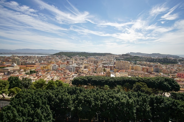 Panoramica su Cagliari, città del sud Sardegna raggiungibile in traghetto con la moto